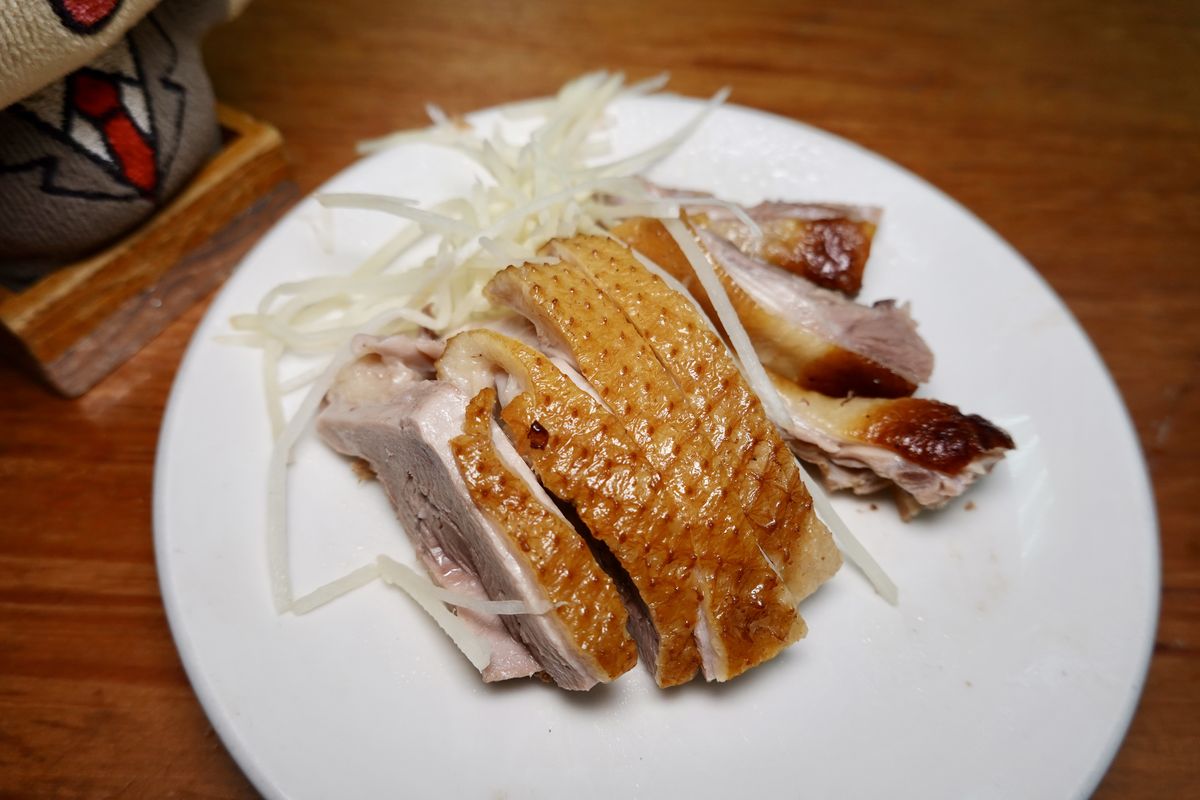 【高雄三民區前金站美食】侯記鴨肉飯 2025:米其林必比登,飄香40多年老牌在地店家,鴨肉飯和當歸鴨都有口碑,用餐時間大排隊 7053 【高雄三民區前金站美食】侯記鴨肉飯 2025:米其林必比登,飄香40多年老牌在地店家,鴨肉飯和當歸鴨都有口碑,用餐時間大排隊 7053