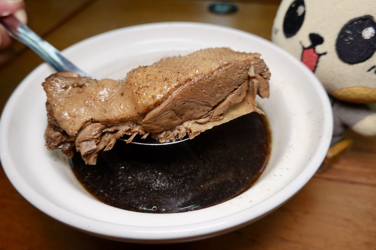 網站近期文章：【高雄三民區前金站美食】侯記鴨肉飯 2025：米其林必比登，飄香40多年老牌在地店家，鴨肉飯和當歸鴨都有口碑，用餐時間大排隊 7053