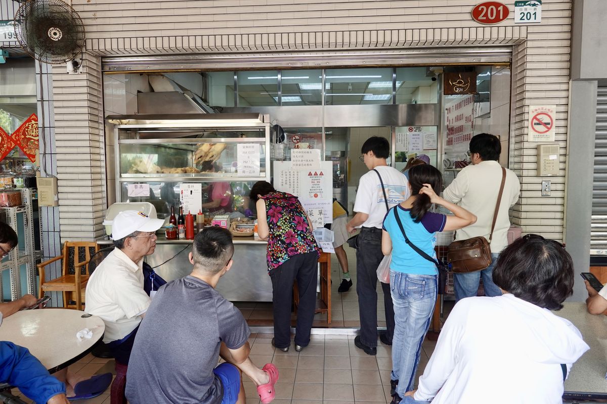 【高雄三民區前金站美食】侯記鴨肉飯 2025:米其林必比登,飄香40多年老牌在地店家,鴨肉飯和當歸鴨都有口碑,用餐時間大排隊 7053 【高雄三民區前金站美食】侯記鴨肉飯 2025:米其林必比登,飄香40多年老牌在地店家,鴨肉飯和當歸鴨都有口碑,用餐時間大排隊 7053