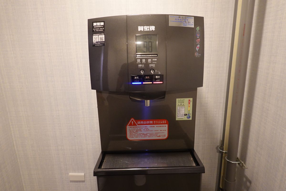 【高雄市旅遊】高雄福容徠旅 Fullon-poshtels Kaohsiung 2025:好酷的IKEA主題房,與鯊鯊共享度假時光!去高雄聽演唱會就住這間酒店吧!飯店新穎、房間寬大、離捷運站近、週邊多美食、靠近六合夜市、還有飲料點心吃到飽 7054 【高雄市旅遊】高雄福容徠旅 Fullon-poshtels Kaohsiung 2025:好酷的IKEA主題房,與鯊鯊共享度假時光!去高雄聽演唱會就住這間酒店吧!飯店新穎、房間寬大、離捷運站近、週邊多美食、靠近六合夜市、還有飲料點心吃到飽 7054