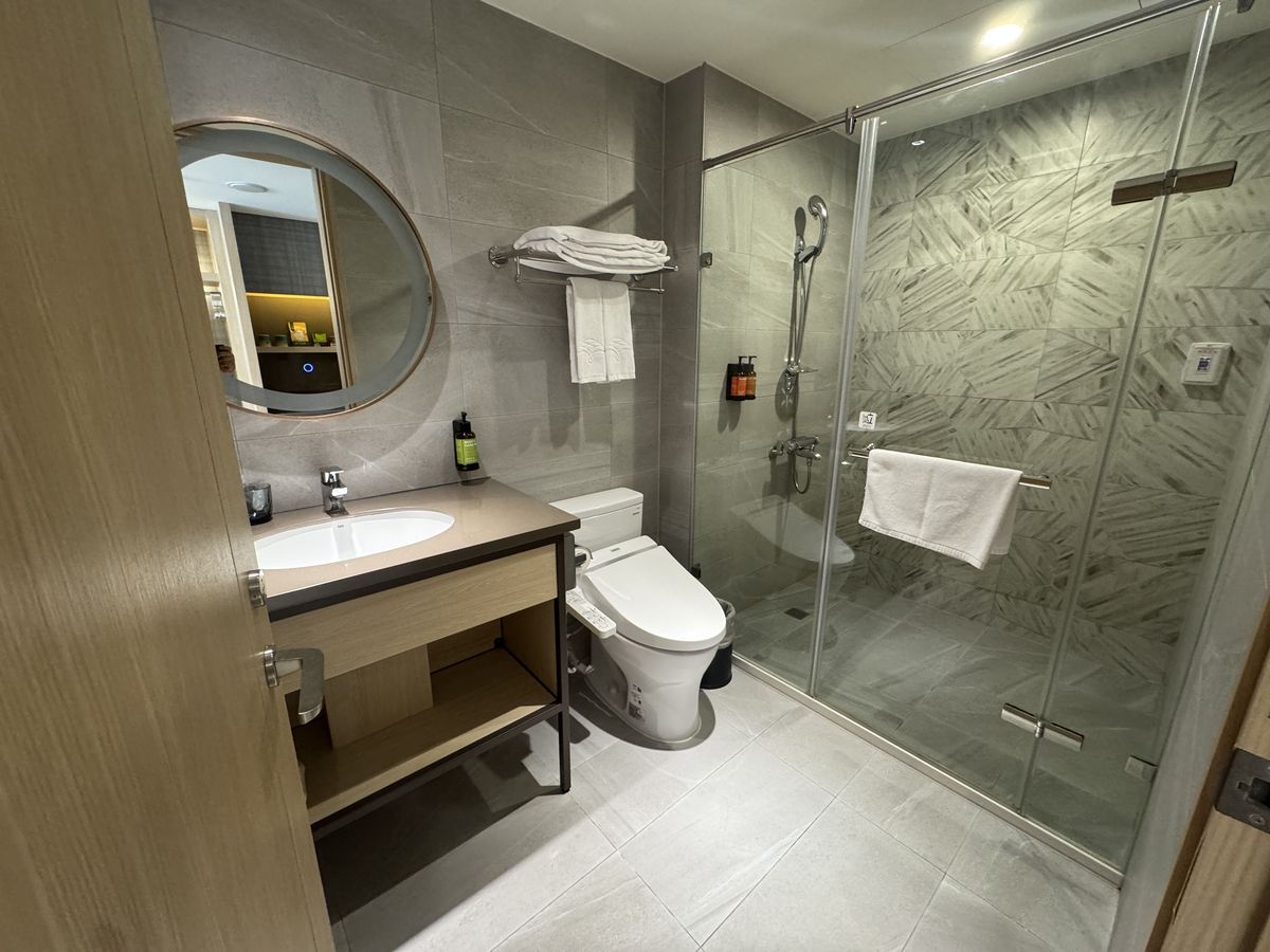 【高雄市旅遊】高雄福容徠旅 Fullon-poshtels Kaohsiung 2025：好酷的IKEA主題房，與鯊鯊共享度假時光！去高雄聽演唱會就住這間酒店吧！飯店新穎、房間寬大、離捷運站近、週邊多美食、靠近六合夜市、還有飲料點心吃到飽 7054