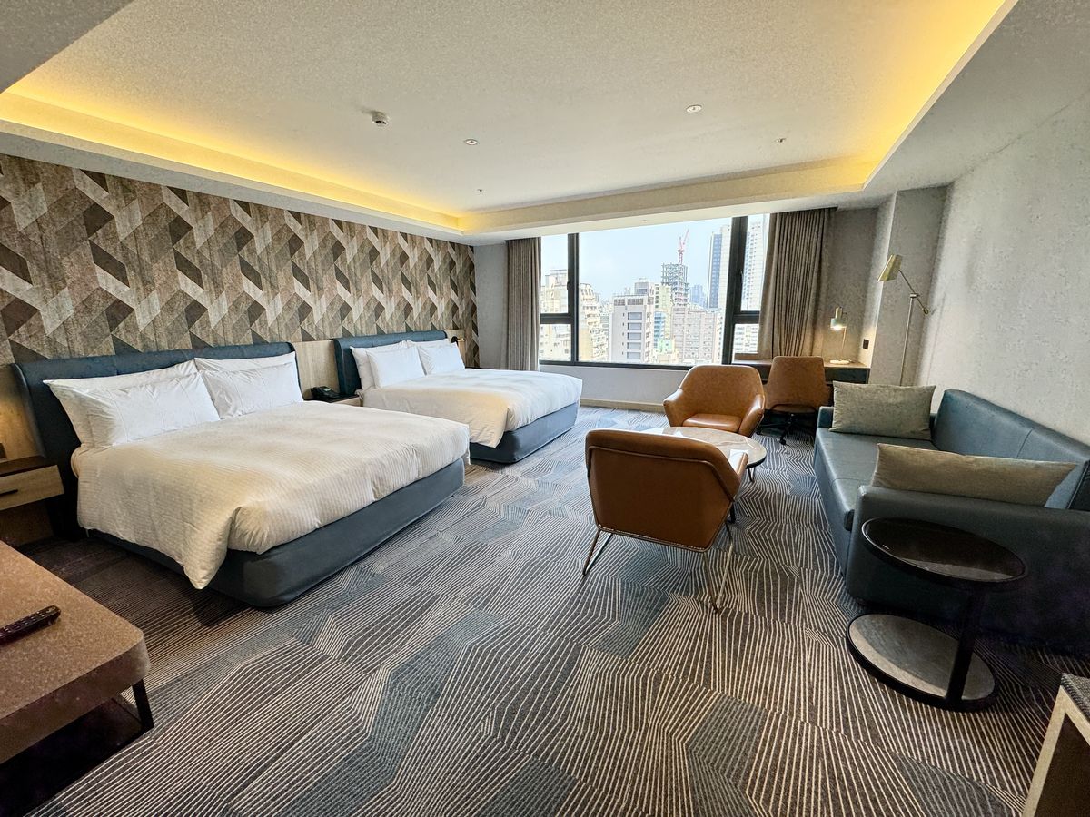 【高雄市旅遊】高雄福容徠旅 Fullon-poshtels Kaohsiung 2025:好酷的IKEA主題房,與鯊鯊共享度假時光!去高雄聽演唱會就住這間酒店吧!飯店新穎、房間寬大、離捷運站近、週邊多美食、靠近六合夜市、還有飲料點心吃到飽 7054 【高雄市旅遊】高雄福容徠旅 Fullon-poshtels Kaohsiung 2025:好酷的IKEA主題房,與鯊鯊共享度假時光!去高雄聽演唱會就住這間酒店吧!飯店新穎、房間寬大、離捷運站近、週邊多美食、靠近六合夜市、還有飲料點心吃到飽 7054