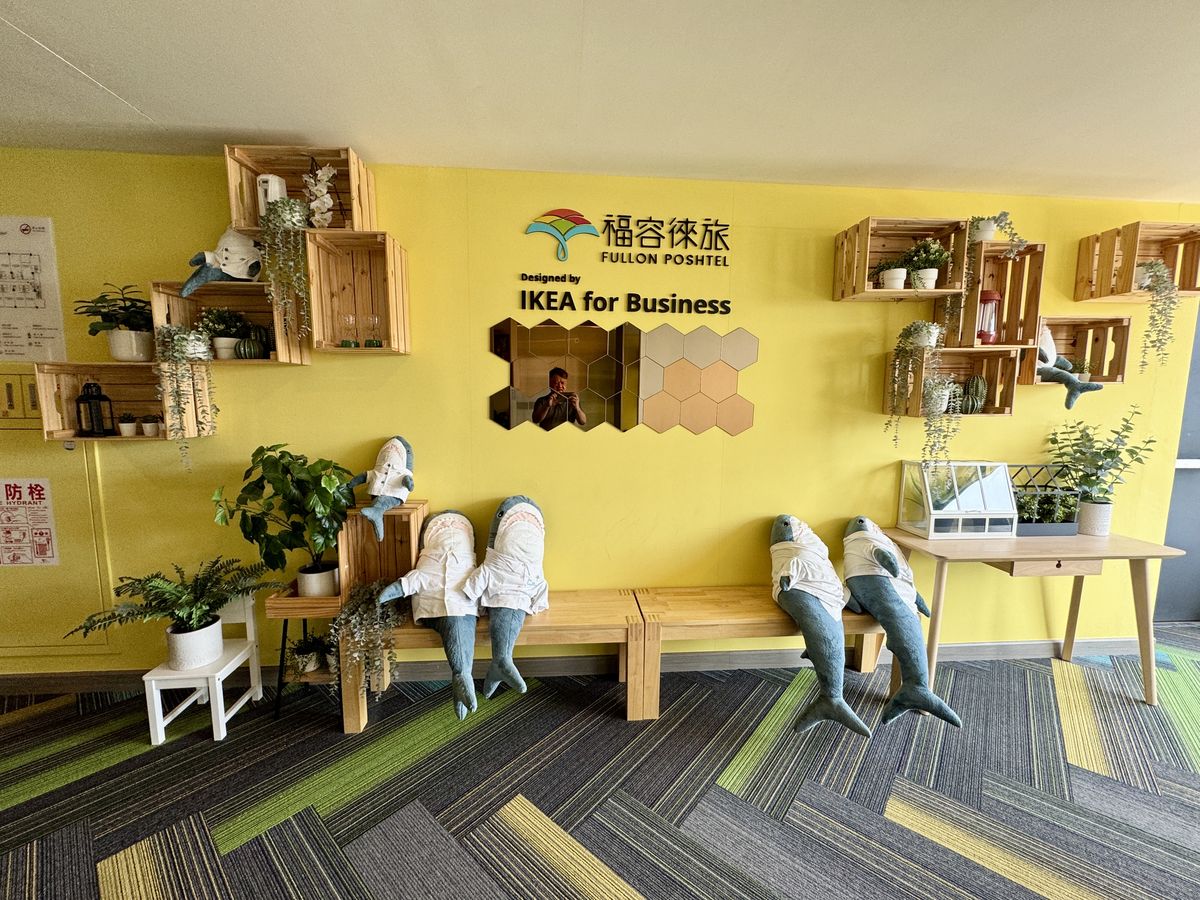 【高雄市旅遊】高雄福容徠旅 Fullon-poshtels Kaohsiung 2025:好酷的IKEA主題房,與鯊鯊共享度假時光!去高雄聽演唱會就住這間酒店吧!飯店新穎、房間寬大、離捷運站近、週邊多美食、靠近六合夜市、還有飲料點心吃到飽 7054 【高雄市旅遊】高雄福容徠旅 Fullon-poshtels Kaohsiung 2025:好酷的IKEA主題房,與鯊鯊共享度假時光!去高雄聽演唱會就住這間酒店吧!飯店新穎、房間寬大、離捷運站近、週邊多美食、靠近六合夜市、還有飲料點心吃到飽 7054