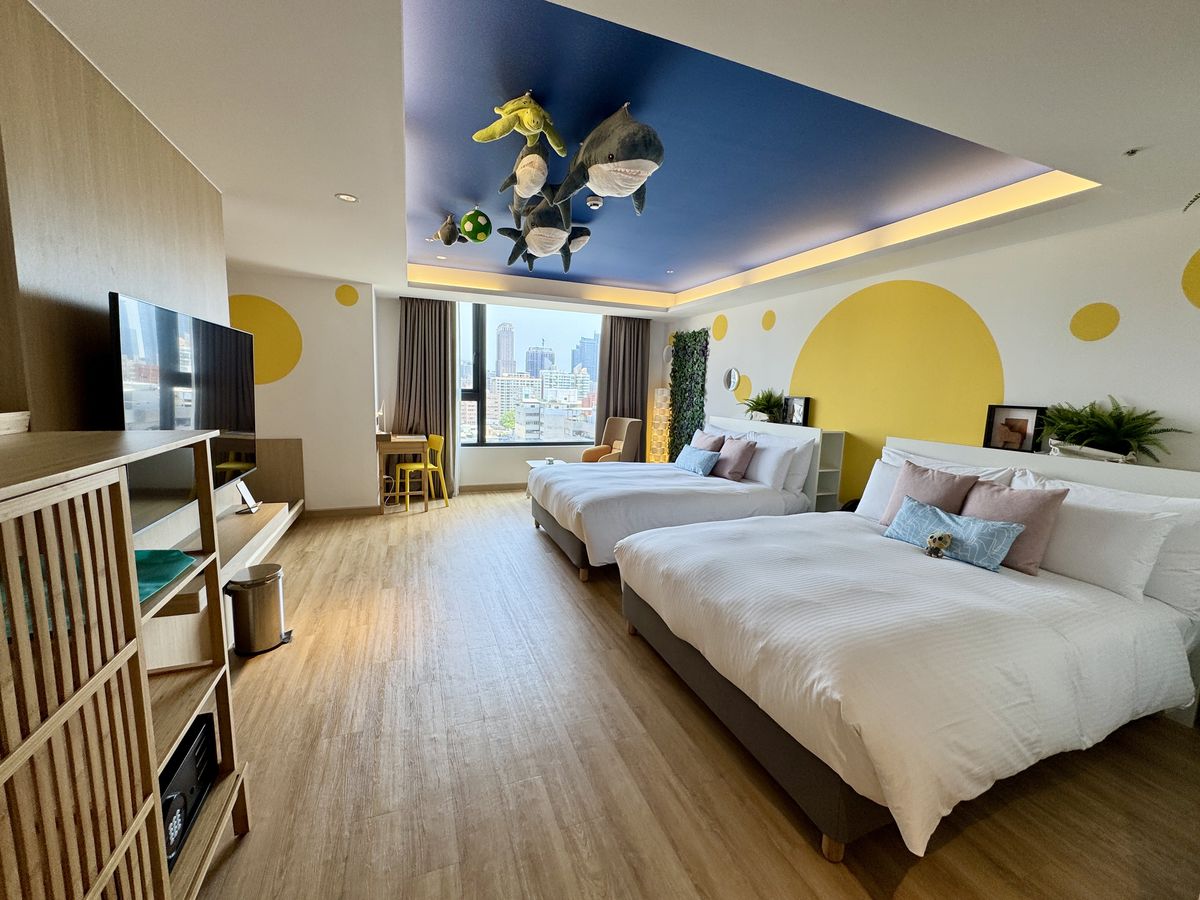 【高雄市旅遊】高雄福容徠旅 Fullon-poshtels Kaohsiung 2025:好酷的IKEA主題房,與鯊鯊共享度假時光!去高雄聽演唱會就住這間酒店吧!飯店新穎、房間寬大、離捷運站近、週邊多美食、靠近六合夜市、還有飲料點心吃到飽 7054 【高雄市旅遊】高雄福容徠旅 Fullon-poshtels Kaohsiung 2025:好酷的IKEA主題房,與鯊鯊共享度假時光!去高雄聽演唱會就住這間酒店吧!飯店新穎、房間寬大、離捷運站近、週邊多美食、靠近六合夜市、還有飲料點心吃到飽 7054
