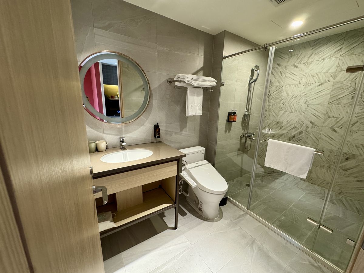 【高雄市旅遊】高雄福容徠旅 Fullon-poshtels Kaohsiung 2025:好酷的IKEA主題房,與鯊鯊共享度假時光!去高雄聽演唱會就住這間酒店吧!飯店新穎、房間寬大、離捷運站近、週邊多美食、靠近六合夜市、還有飲料點心吃到飽 7054 【高雄市旅遊】高雄福容徠旅 Fullon-poshtels Kaohsiung 2025:好酷的IKEA主題房,與鯊鯊共享度假時光!去高雄聽演唱會就住這間酒店吧!飯店新穎、房間寬大、離捷運站近、週邊多美食、靠近六合夜市、還有飲料點心吃到飽 7054