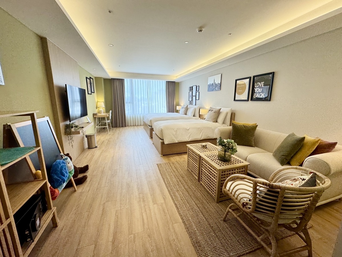 【高雄市旅遊】高雄福容徠旅 Fullon-poshtels Kaohsiung 2025:好酷的IKEA主題房,與鯊鯊共享度假時光!去高雄聽演唱會就住這間酒店吧!飯店新穎、房間寬大、離捷運站近、週邊多美食、靠近六合夜市、還有飲料點心吃到飽 7054 【高雄市旅遊】高雄福容徠旅 Fullon-poshtels Kaohsiung 2025:好酷的IKEA主題房,與鯊鯊共享度假時光!去高雄聽演唱會就住這間酒店吧!飯店新穎、房間寬大、離捷運站近、週邊多美食、靠近六合夜市、還有飲料點心吃到飽 7054