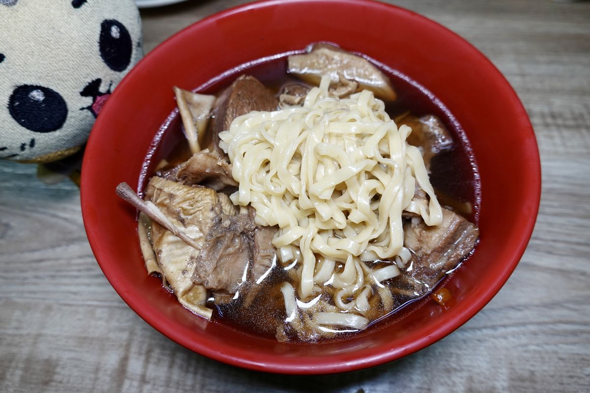 【新北市板橋區新埔站美食】大碗公當歸羊肉 2025:米其林必比登,清甜當歸羊肉湯,搭配黑金滷肉飯,小巷內的人氣排隊店 7056 【新北市板橋區新埔站美食】大碗公當歸羊肉 2025:米其林必比登,清甜當歸羊肉湯,搭配黑金滷肉飯,小巷內的人氣排隊店 7056