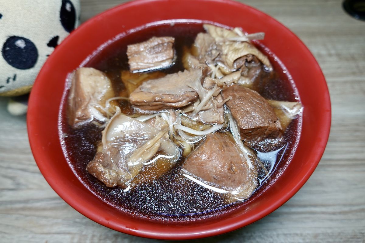 【新北市板橋區新埔站美食】大碗公當歸羊肉 2025:米其林必比登,清甜當歸羊肉湯,搭配黑金滷肉飯,小巷內的人氣排隊店 7056 【新北市板橋區新埔站美食】大碗公當歸羊肉 2025:米其林必比登,清甜當歸羊肉湯,搭配黑金滷肉飯,小巷內的人氣排隊店 7056