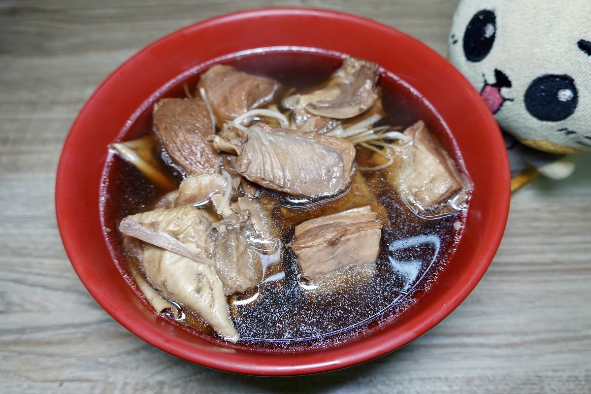 今日熱門文章：【新北市板橋區新埔站美食】大碗公當歸羊肉 2025：米其林必比登，清甜當歸羊肉湯，搭配黑金滷肉飯，小巷內的人氣排隊店 7056