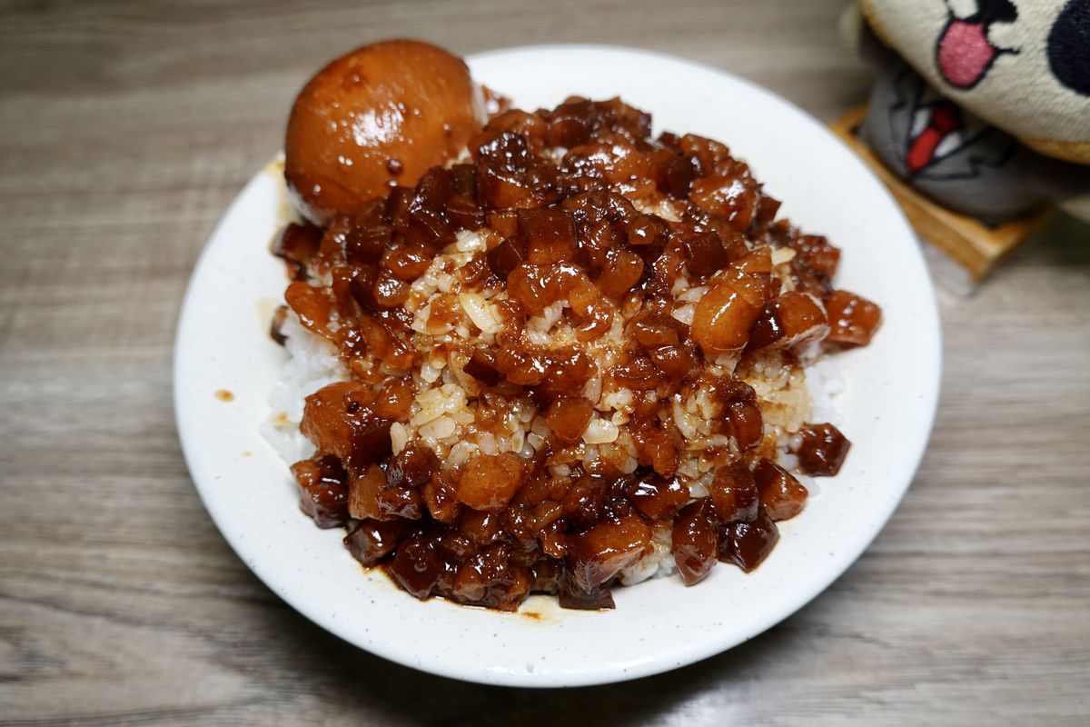 【新北市板橋區新埔站美食】大碗公當歸羊肉 2025:米其林必比登,清甜當歸羊肉湯,搭配黑金滷肉飯,小巷內的人氣排隊店 7056 【新北市板橋區新埔站美食】大碗公當歸羊肉 2025:米其林必比登,清甜當歸羊肉湯,搭配黑金滷肉飯,小巷內的人氣排隊店 7056