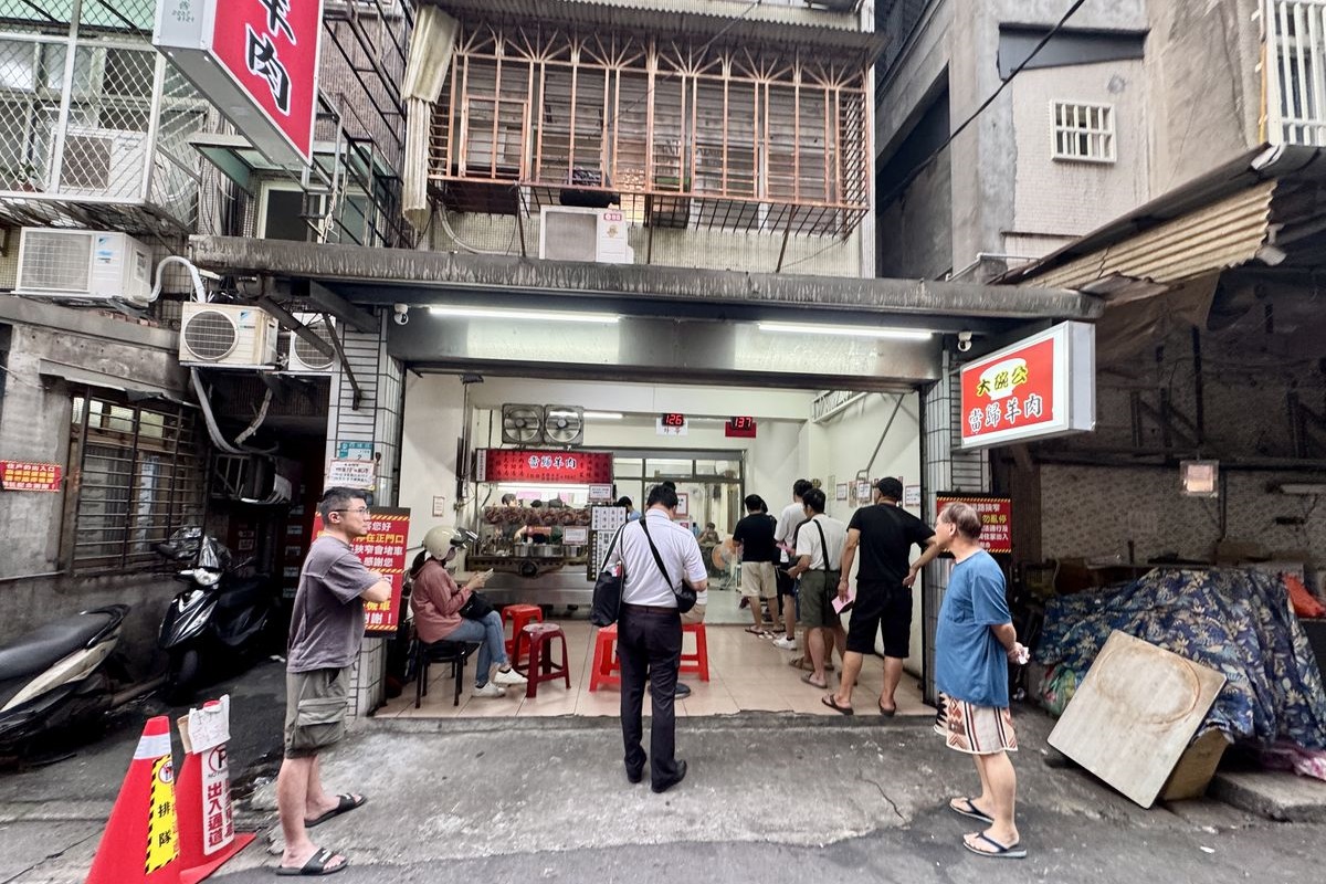 【新北市板橋區新埔站美食】大碗公當歸羊肉 2025:米其林必比登,清甜當歸羊肉湯,搭配黑金滷肉飯,小巷內的人氣排隊店 7056 【新北市板橋區新埔站美食】大碗公當歸羊肉 2025:米其林必比登,清甜當歸羊肉湯,搭配黑金滷肉飯,小巷內的人氣排隊店 7056