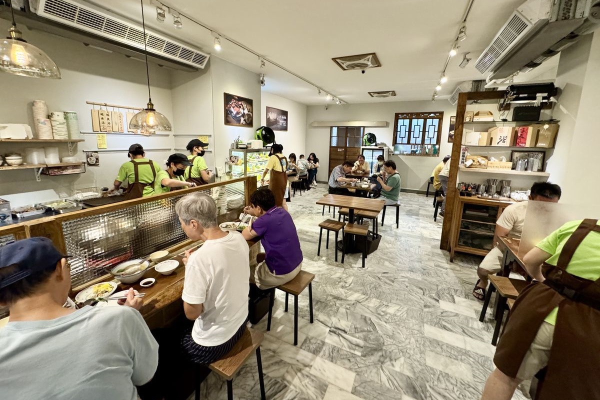 【新北市新店區新店市公所站美食】超人鱸魚 2025:米其林必比登,熱賣20多年鮮美滋補鱸魚湯,更棒的是滷肉飯和乾拌麵,高質感的小菜讓人食慾大開 7057 【新北市新店區新店市公所站美食】超人鱸魚 2025:米其林必比登,熱賣20多年鮮美滋補鱸魚湯,更棒的是滷肉飯和乾拌麵,高質感的小菜讓人食慾大開 7057