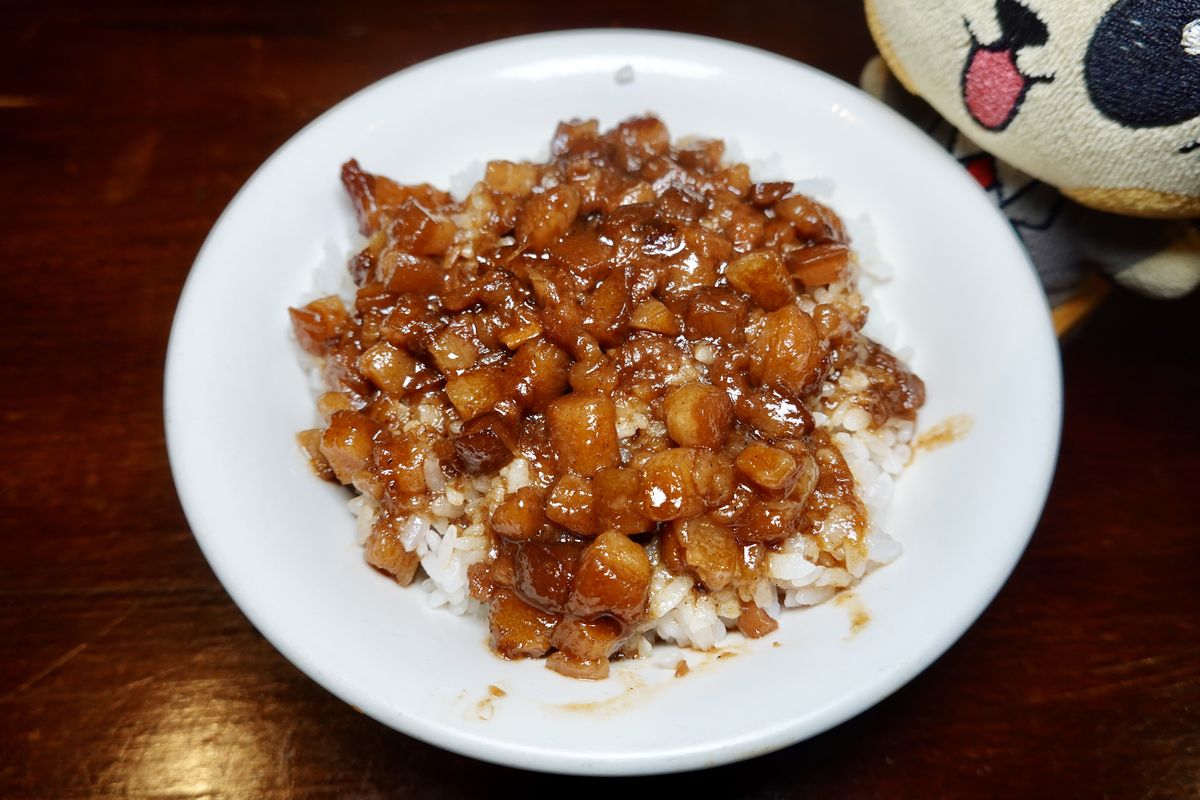 網站近期文章：【新北市新店區新店市公所站美食】超人鱸魚 2025：米其林必比登，熱賣20多年鮮美滋補鱸魚湯，更棒的是滷肉飯和乾拌麵，高質感的小菜讓人食慾大開 7057