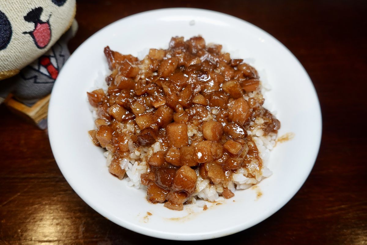 【新北市新店區新店市公所站美食】超人鱸魚 2025:米其林必比登,熱賣20多年鮮美滋補鱸魚湯,更棒的是滷肉飯和乾拌麵,高質感的小菜讓人食慾大開 7057 【新北市新店區新店市公所站美食】超人鱸魚 2025:米其林必比登,熱賣20多年鮮美滋補鱸魚湯,更棒的是滷肉飯和乾拌麵,高質感的小菜讓人食慾大開 7057