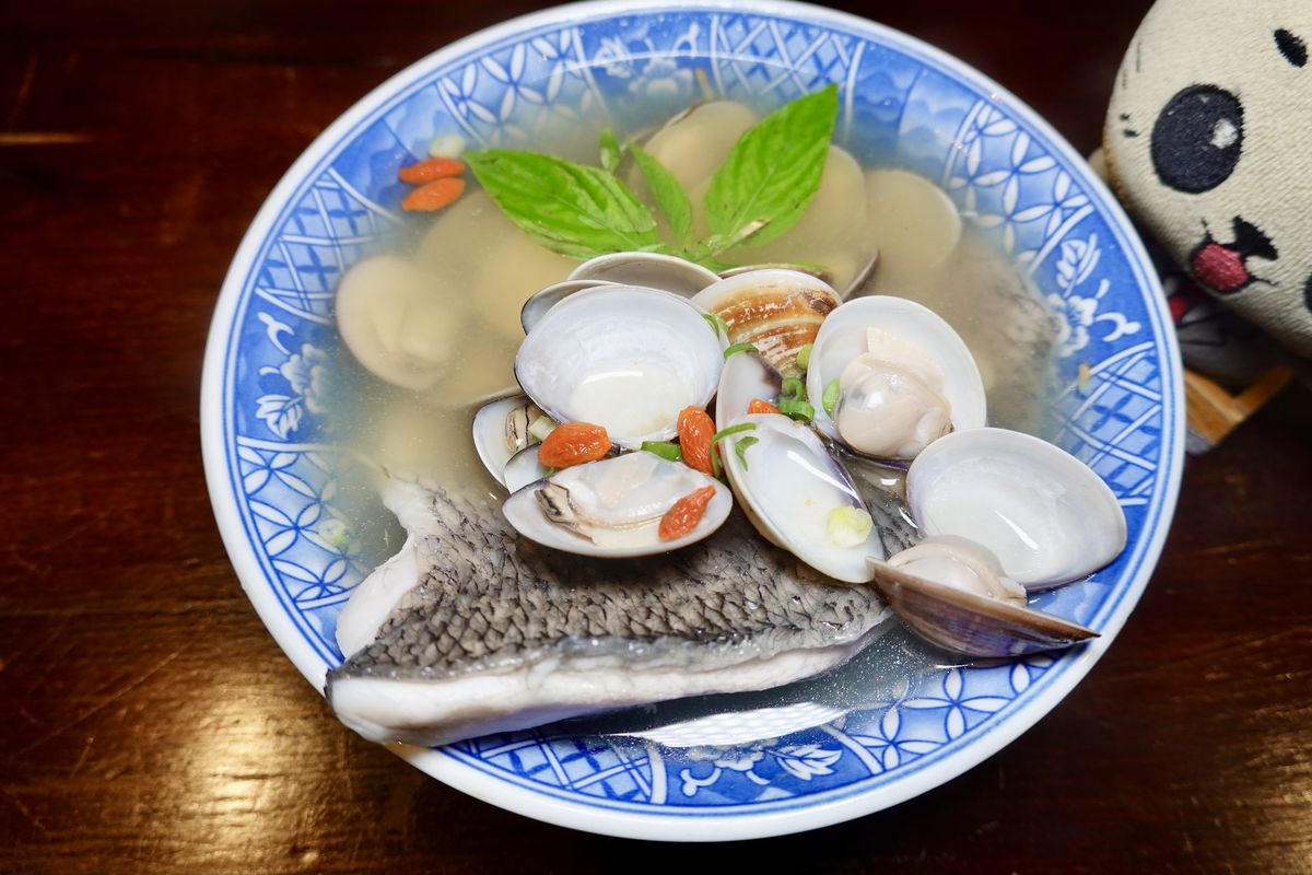 【新北市新店區新店市公所站美食】超人鱸魚 2025:米其林必比登,熱賣20多年鮮美滋補鱸魚湯,更棒的是滷肉飯和乾拌麵,高質感的小菜讓人食慾大開 7057 【新北市新店區新店市公所站美食】超人鱸魚 2025:米其林必比登,熱賣20多年鮮美滋補鱸魚湯,更棒的是滷肉飯和乾拌麵,高質感的小菜讓人食慾大開 7057