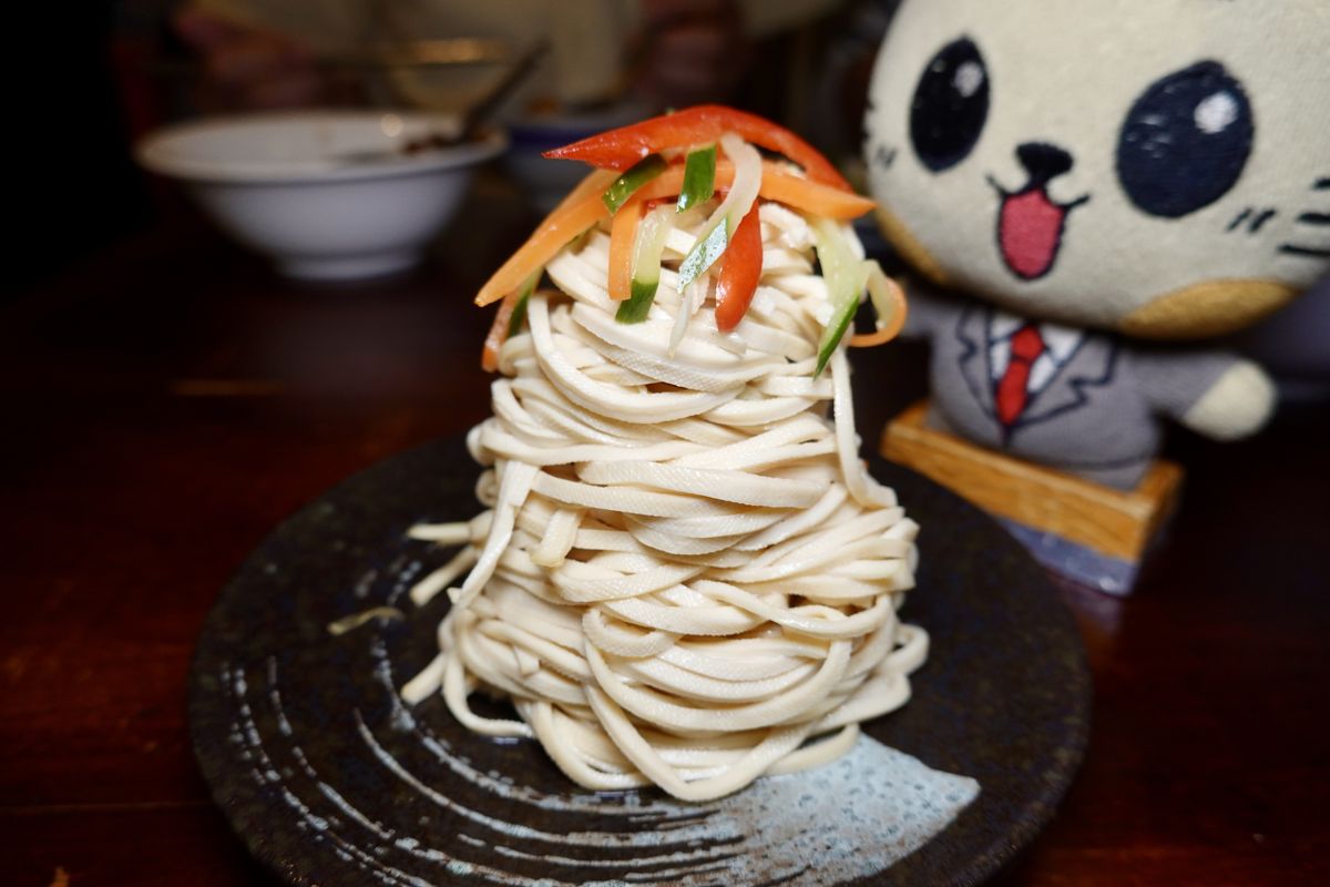 【新北市新店區新店市公所站美食】超人鱸魚 2025:米其林必比登,熱賣20多年鮮美滋補鱸魚湯,更棒的是滷肉飯和乾拌麵,高質感的小菜讓人食慾大開 7057 【新北市新店區新店市公所站美食】超人鱸魚 2025:米其林必比登,熱賣20多年鮮美滋補鱸魚湯,更棒的是滷肉飯和乾拌麵,高質感的小菜讓人食慾大開 7057