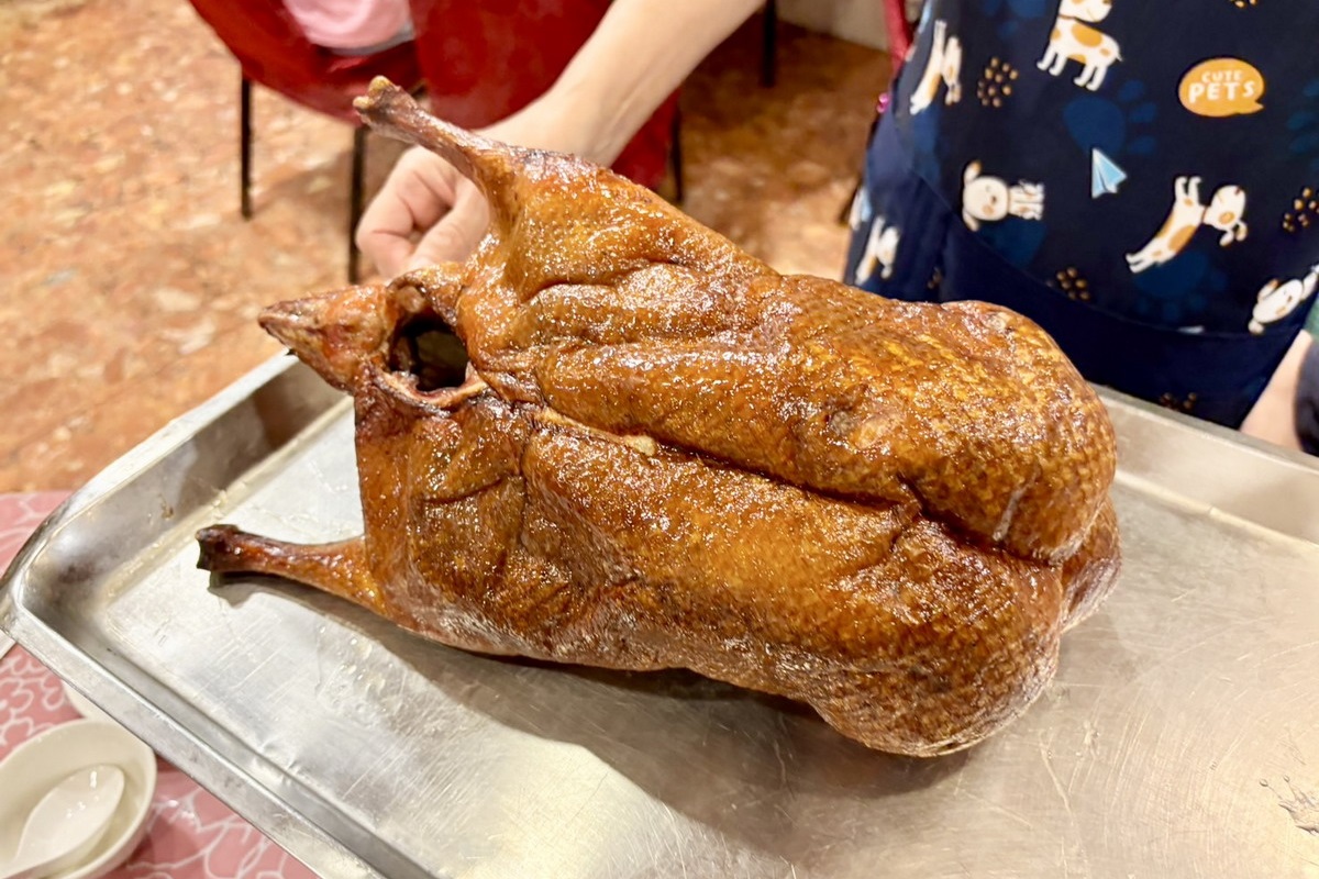 今日熱門文章：【台北中山國中站美食】聚園餐廳 2025：台北超便宜烤鴨，經濟實惠中菜老店還不收服務費，長輩最愛 7060