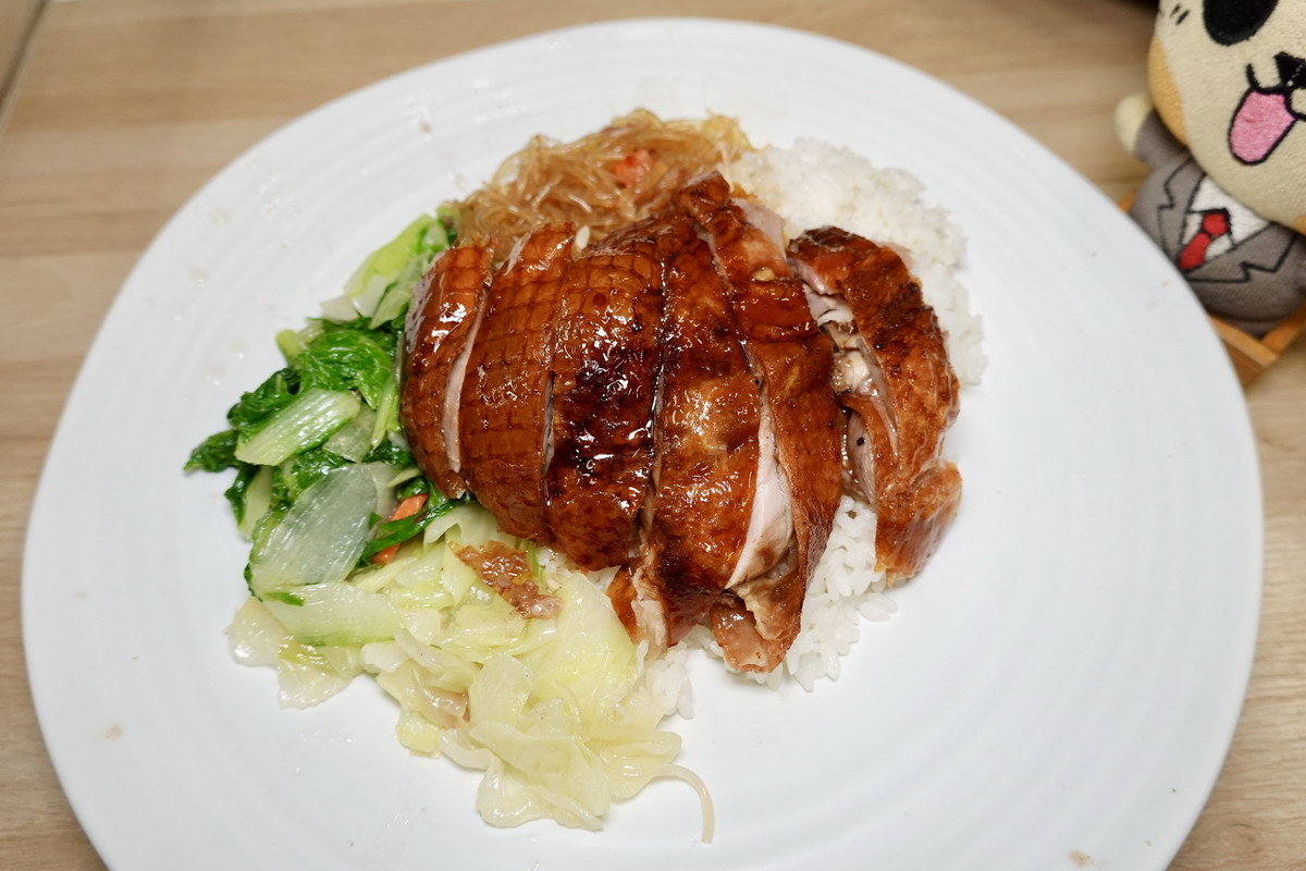 【台北南京復興站美食】家鴻燒鵝 2025：興安街每天排隊的燒臘便當名店，鵝腿飯超搶手，燒鴨、油雞、叉燒與廣炒麵都好吃 7125