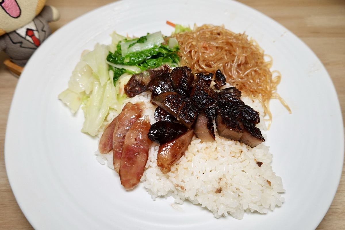 【台北南京復興站美食】家鴻燒鵝 2025：興安街每天排隊的燒臘便當名店，鵝腿飯超搶手，燒鴨、油雞、叉燒與廣炒麵都好吃 7125