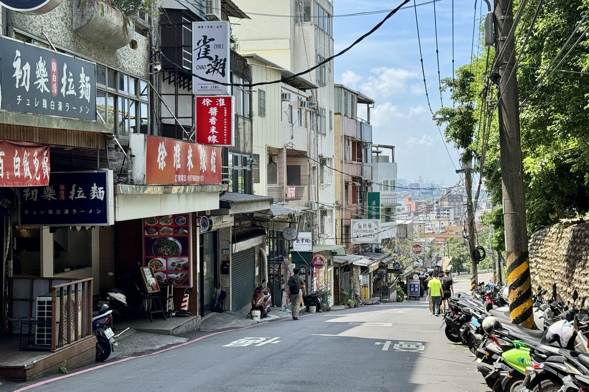 【新北市淡水區美食】徐淮米線館（淡水店）2025：徐州式肉夾饃風味獨特，還有山東燒雞、牛肉米線、羊肉拉麵及別家吃不到的饊子，來吃個與眾不同的館子吧 7074