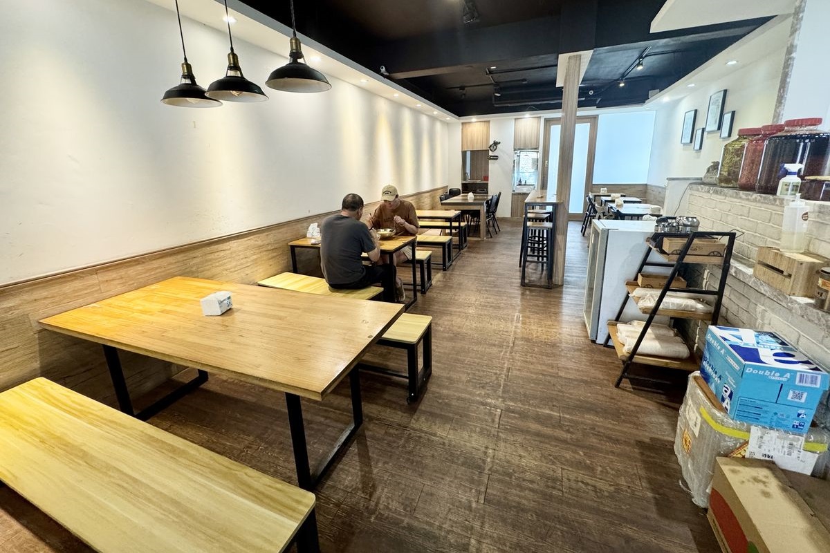 【新北市淡水區美食】徐淮米線館（淡水店）2025：徐州式肉夾饃風味獨特，還有山東燒雞、牛肉米線、羊肉拉麵及別家吃不到的饊子，來吃個與眾不同的館子吧 7074