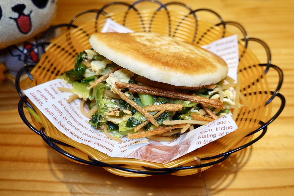 【新北市淡水區美食】徐淮米線館（淡水店）2025：徐州式肉夾饃風味獨特，還有山東燒雞、牛肉米線、羊肉拉麵及別家吃不到的饊子，來吃個與眾不同的館子吧 7074