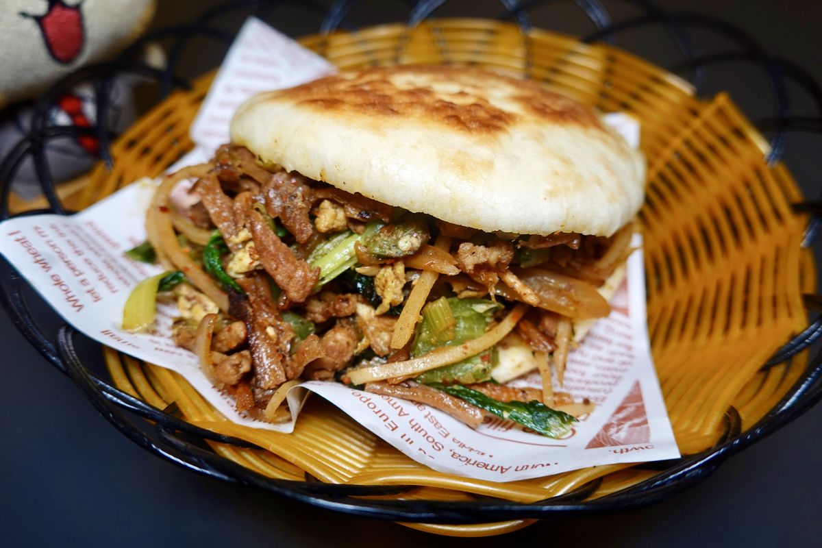 【新北市淡水區美食】徐淮米線館（淡水店）2025：徐州式肉夾饃風味獨特，還有山東燒雞、牛肉米線、羊肉拉麵及別家吃不到的饊子，來吃個與眾不同的館子吧 7074