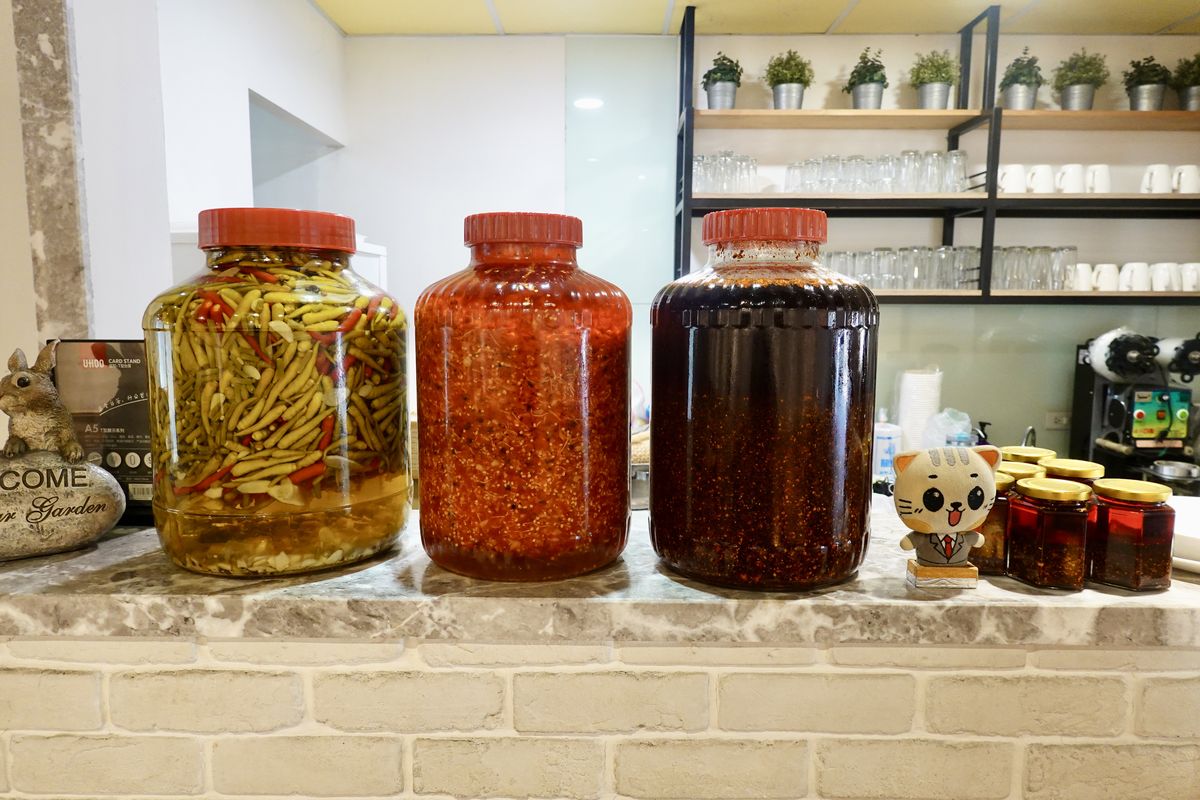 【新北市淡水區美食】徐淮米線館（淡水店）2025：徐州式肉夾饃風味獨特，還有山東燒雞、牛肉米線、羊肉拉麵及別家吃不到的饊子，來吃個與眾不同的館子吧 7074