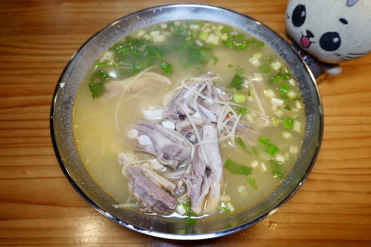 【新北市淡水區美食】徐淮米線館（淡水店）2025：徐州式肉夾饃風味獨特，還有山東燒雞、牛肉米線、羊肉拉麵及別家吃不到的饊子，來吃個與眾不同的館子吧 7074