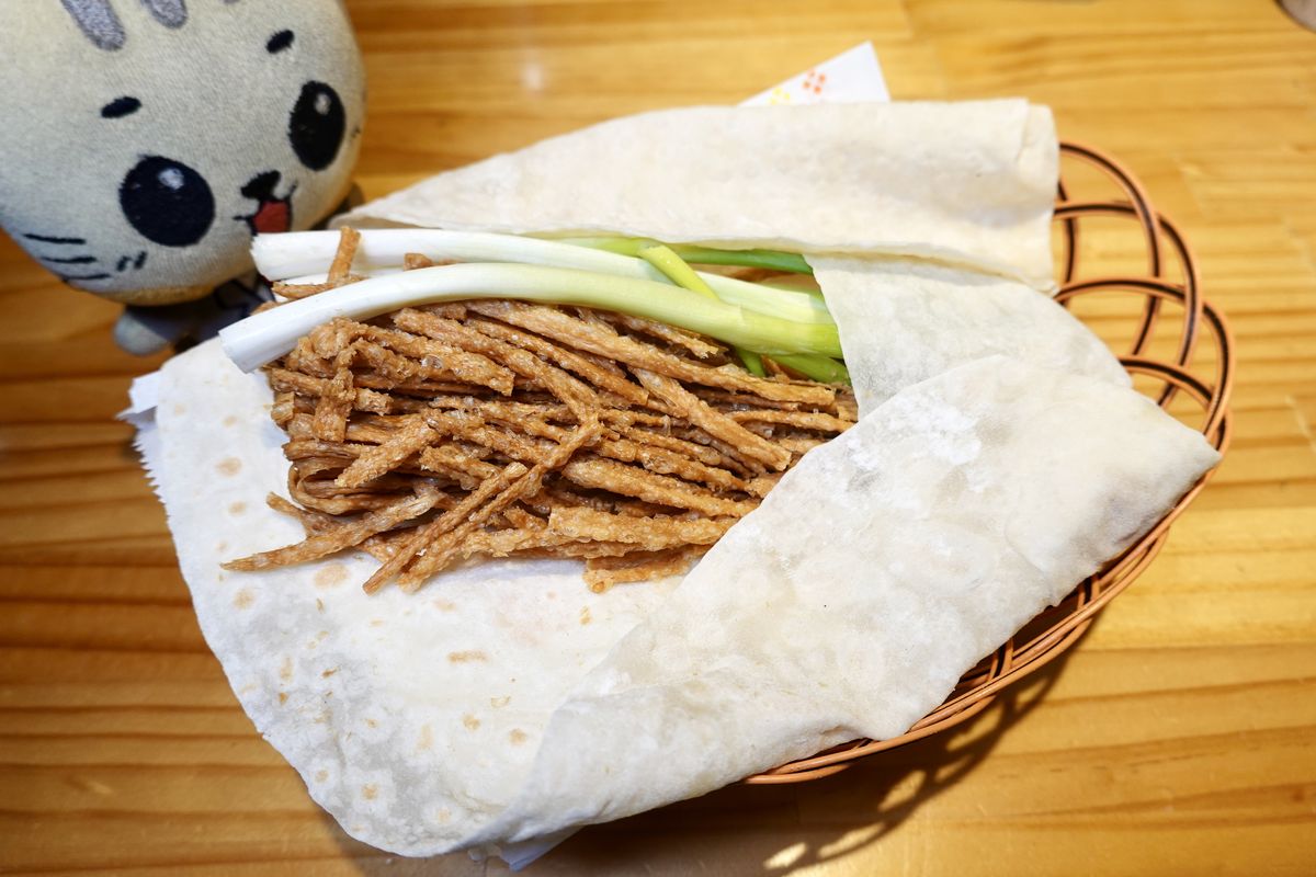 【新北市淡水區美食】徐淮米線館（淡水店）2025：徐州式肉夾饃風味獨特，還有山東燒雞、牛肉米線、羊肉拉麵及別家吃不到的饊子，來吃個與眾不同的館子吧 7074