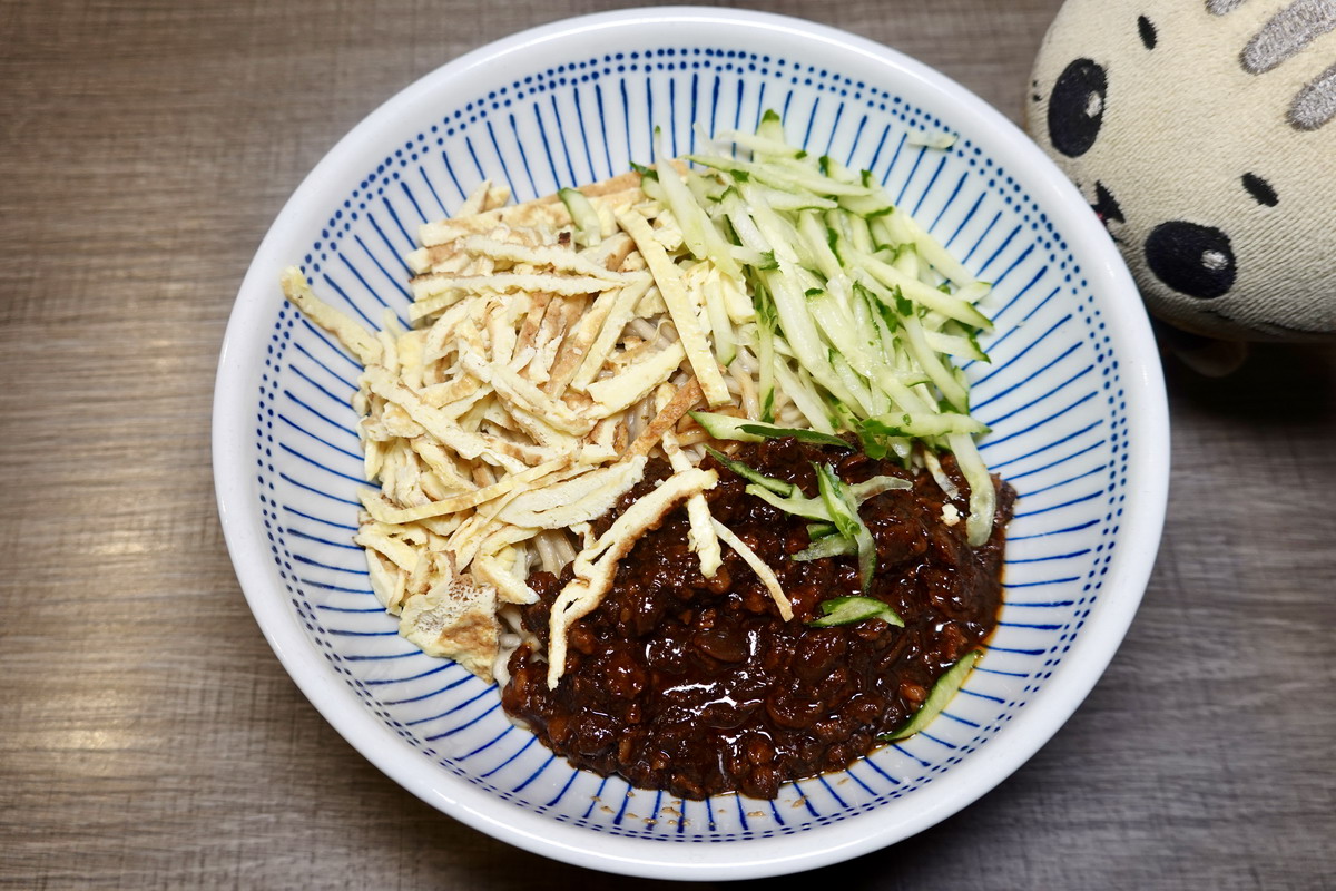 【台北大直站美食】兄弟麵館 2025：大份量麵館，一碗抵人家兩碗，還有特別的紹興雞腿麵，1997年創立學生價老店 7080