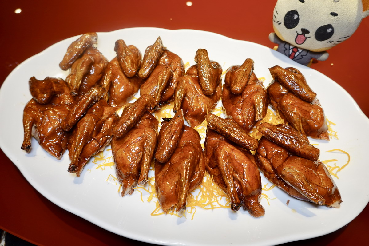 網站近期文章：【台北小巨蛋站美食】麟聚 LIN JU Modern Chinese Cuisine 2025：在高雅私密的空間享受經典粵菜，乳鴿、小乳鴨、煲仔飯齊出，午間套餐平假日同價太超值 7086