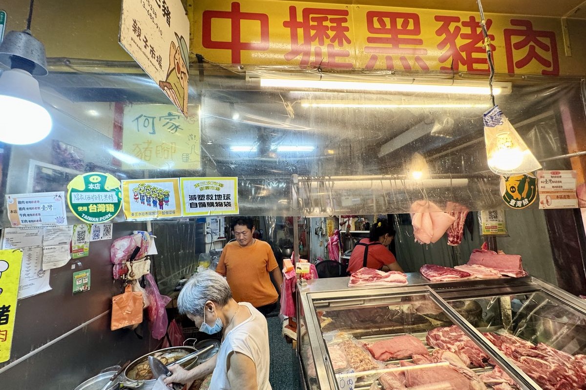 【台北龍山寺站美食】萬華世界下午酒場 2025：新富町文化市場古蹟裡的居酒屋，不但白天就開喝，還可以自己DIY辦桌（多餃舍水餃、新富市場）7087