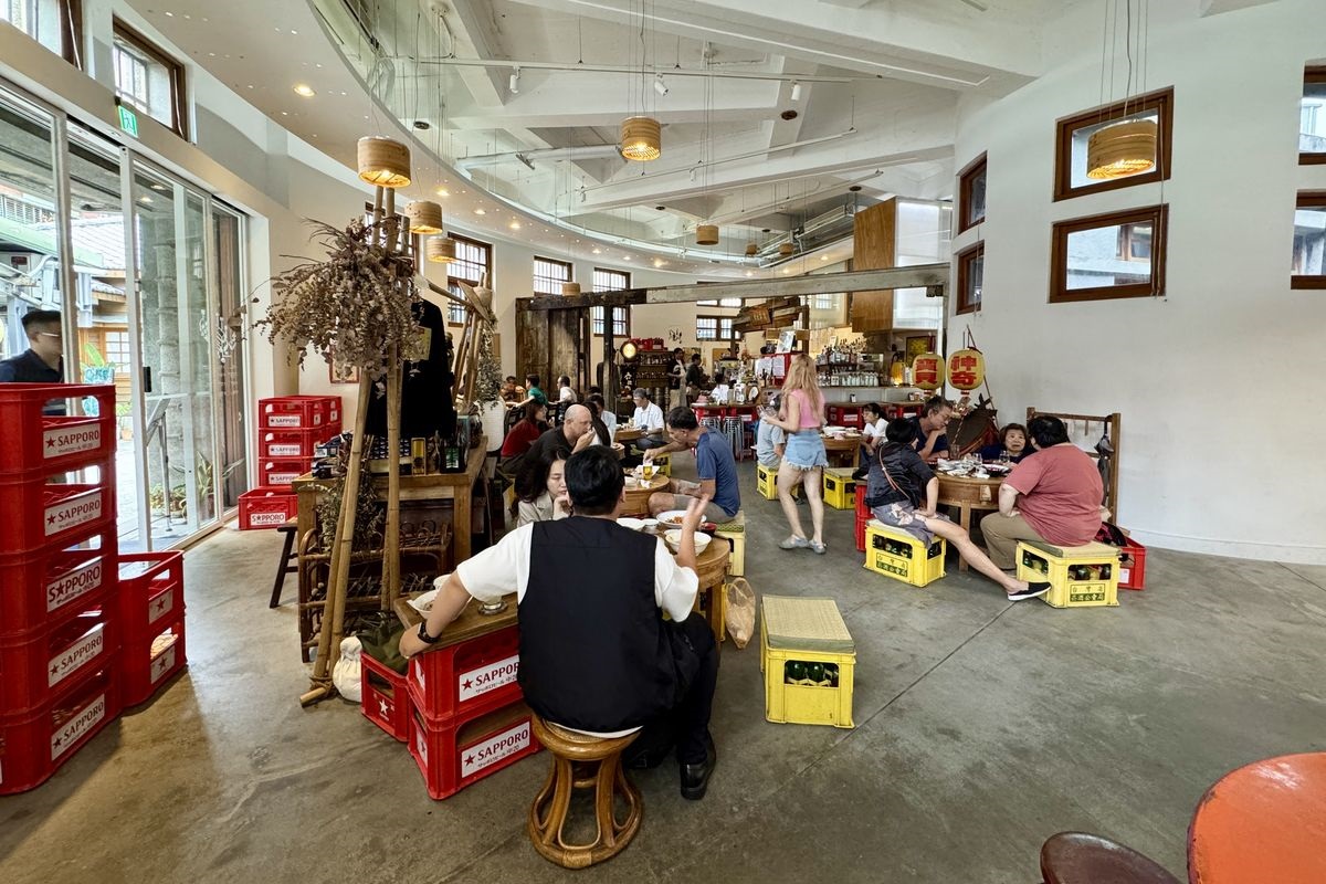 【台北龍山寺站美食】萬華世界下午酒場 2025：新富町文化市場古蹟裡的居酒屋，不但白天就開喝，還可以自己DIY辦桌（多餃舍水餃、新富市場）7087