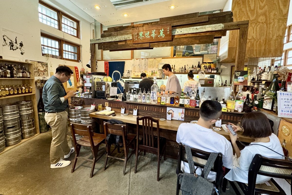【台北龍山寺站美食】萬華世界下午酒場 2025：新富町文化市場古蹟裡的居酒屋，不但白天就開喝，還可以自己DIY辦桌（多餃舍水餃、新富市場）7087