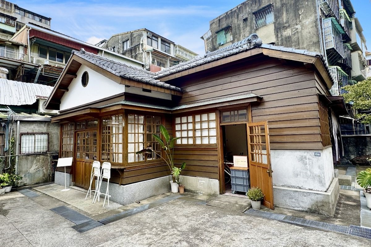 【台北龍山寺站美食】萬華世界下午酒場 2025：新富町文化市場古蹟裡的居酒屋，不但白天就開喝，還可以自己DIY辦桌（多餃舍水餃、新富市場）7087