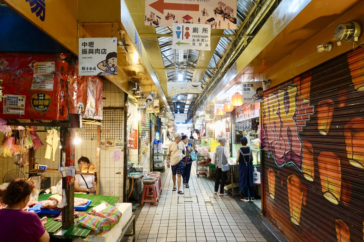 【台北龍山寺站美食】萬華世界下午酒場 2025：新富町文化市場古蹟裡的居酒屋，不但白天就開喝，還可以自己DIY辦桌（多餃舍水餃、新富市場）7087