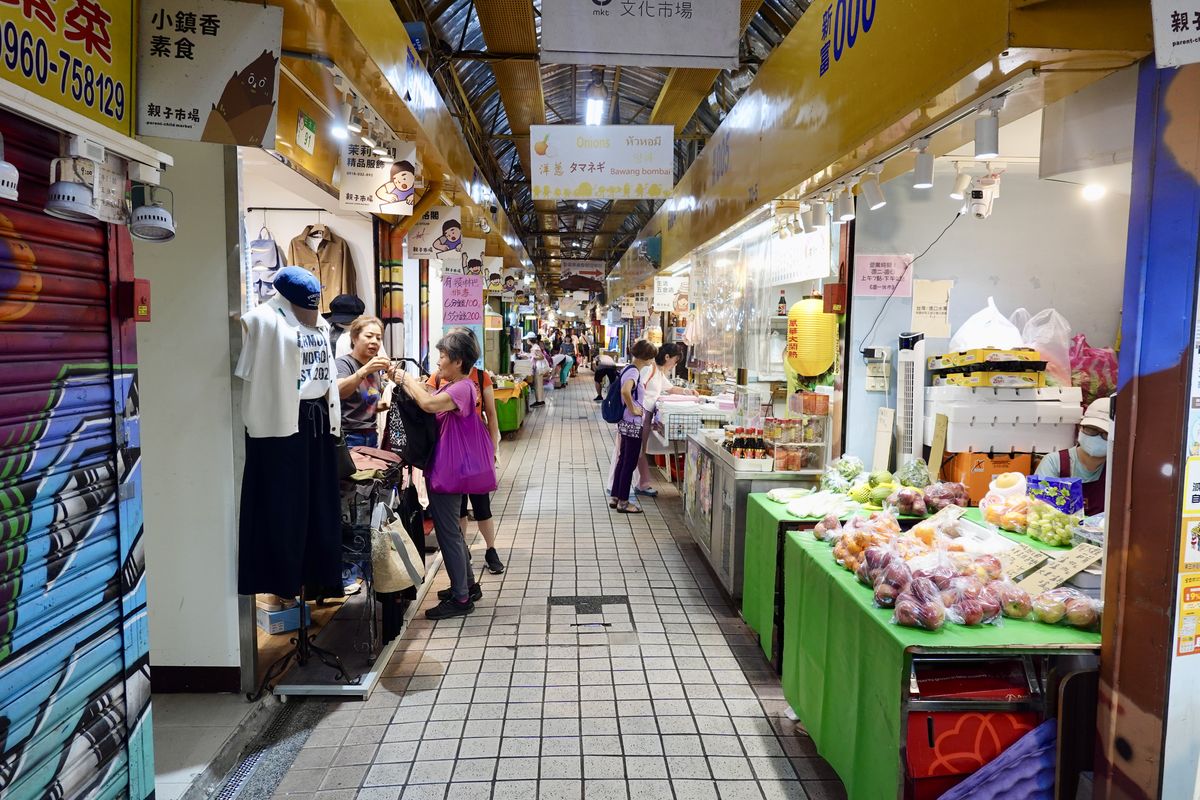 【台北龍山寺站美食】萬華世界下午酒場 2025：新富町文化市場古蹟裡的居酒屋，不但白天就開喝，還可以自己DIY辦桌（多餃舍水餃、新富市場）7087