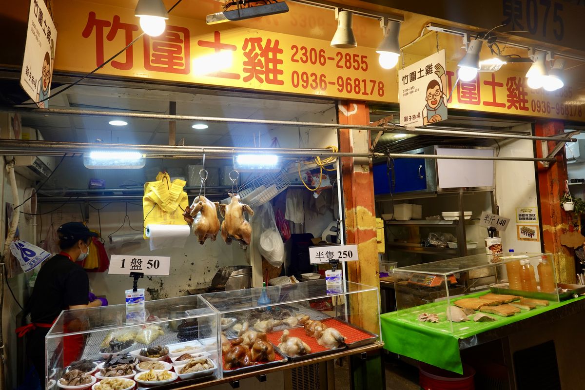 【台北龍山寺站美食】萬華世界下午酒場 2025：新富町文化市場古蹟裡的居酒屋，不但白天就開喝，還可以自己DIY辦桌（多餃舍水餃、新富市場）7087
