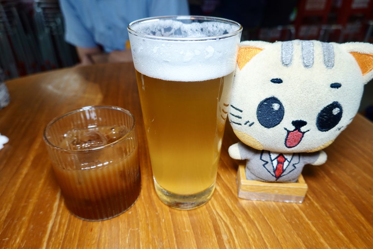 【台北龍山寺站美食】萬華世界下午酒場 2025：新富町文化市場古蹟裡的居酒屋，不但白天就開喝，還可以自己DIY辦桌（多餃舍水餃、新富市場）7087