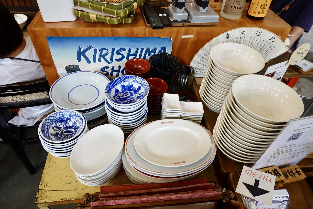 【台北龍山寺站美食】萬華世界下午酒場 2025：新富町文化市場古蹟裡的居酒屋，不但白天就開喝，還可以自己DIY辦桌（多餃舍水餃、新富市場）7087