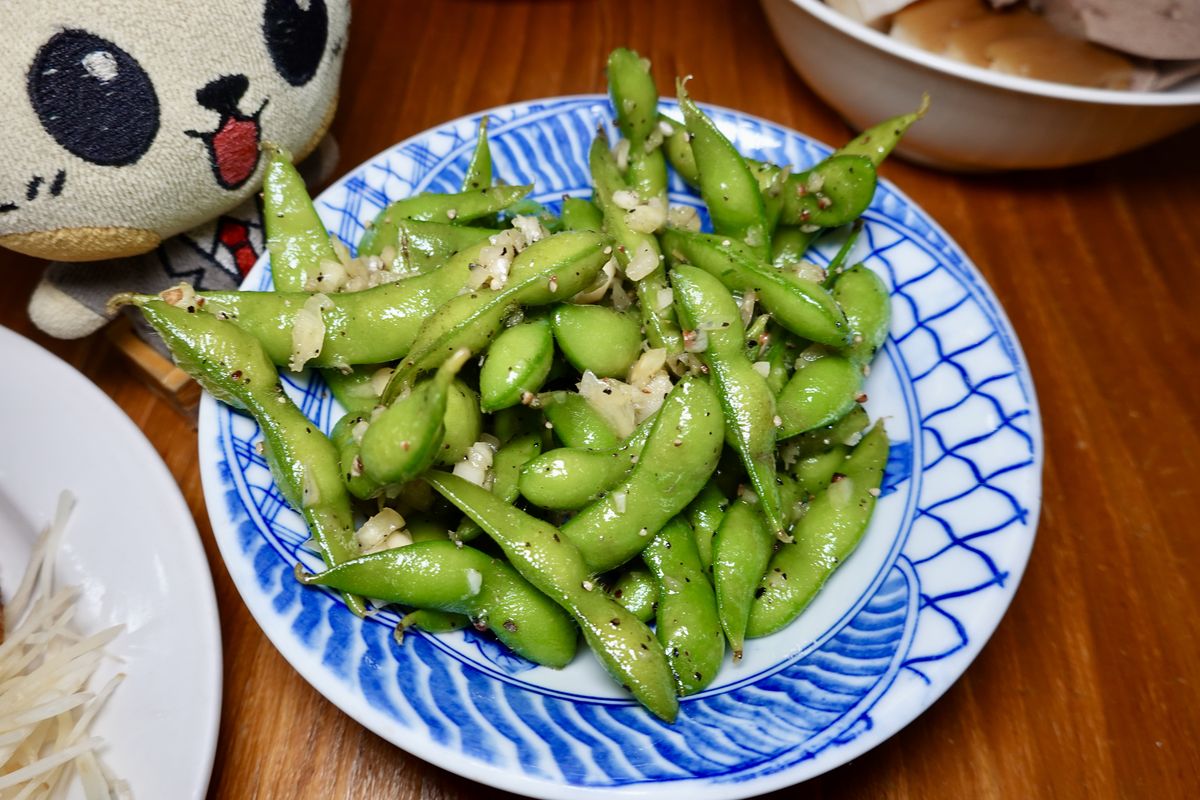 【台北龍山寺站美食】萬華世界下午酒場 2025：新富町文化市場古蹟裡的居酒屋，不但白天就開喝，還可以自己DIY辦桌（多餃舍水餃、新富市場）7087