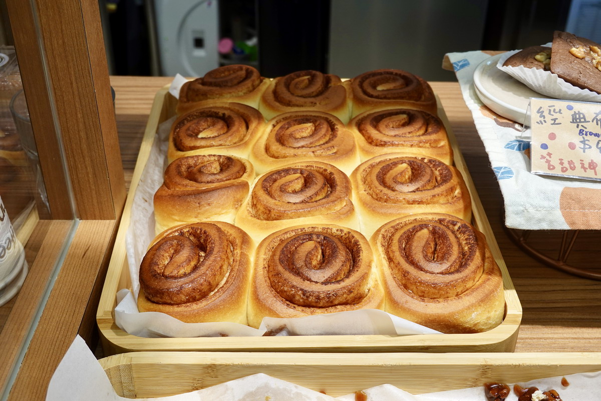 【台北中山國中站美食】Miss V Bakery cafe 敦北店 2026：烘焙坊加早午餐咖啡店，真材實料、健康美味，肉桂捲必吃名店 7522