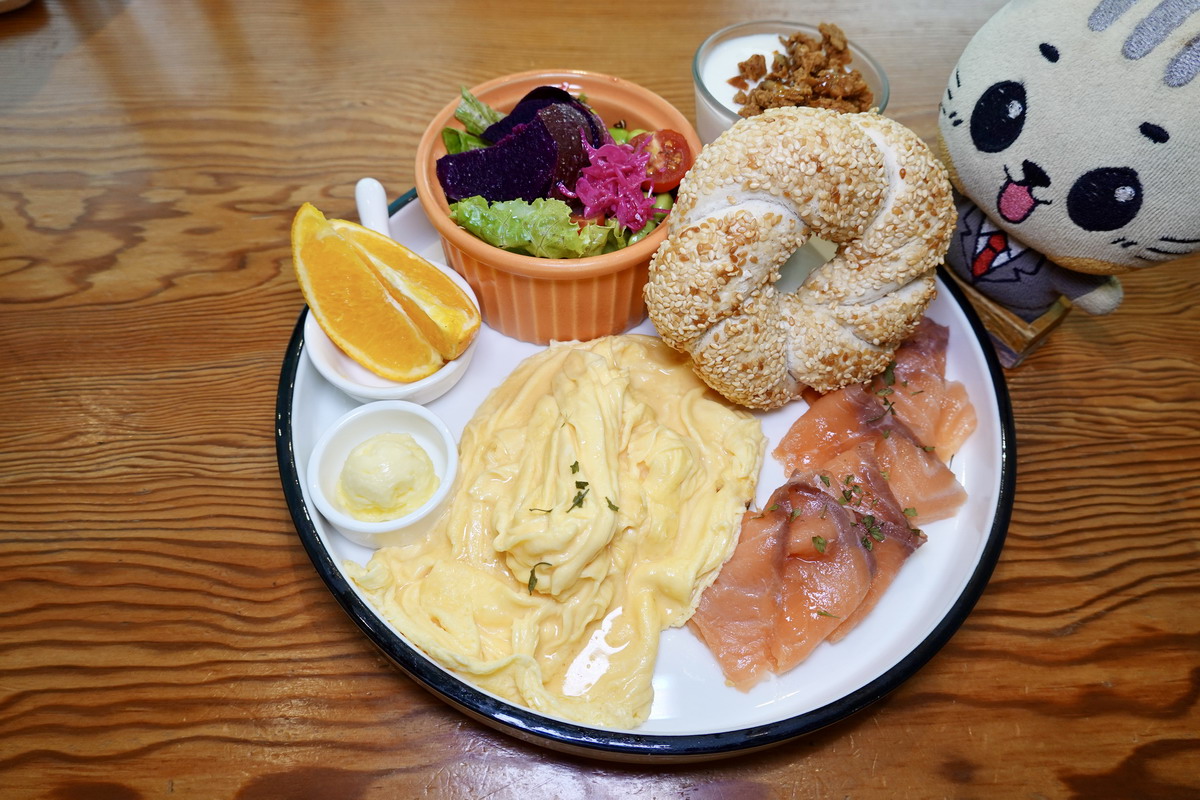 【台北中山國中站美食】Miss V Bakery cafe 敦北店 2026：烘焙坊加早午餐咖啡店，真材實料、健康美味，肉桂捲必吃名店 7522