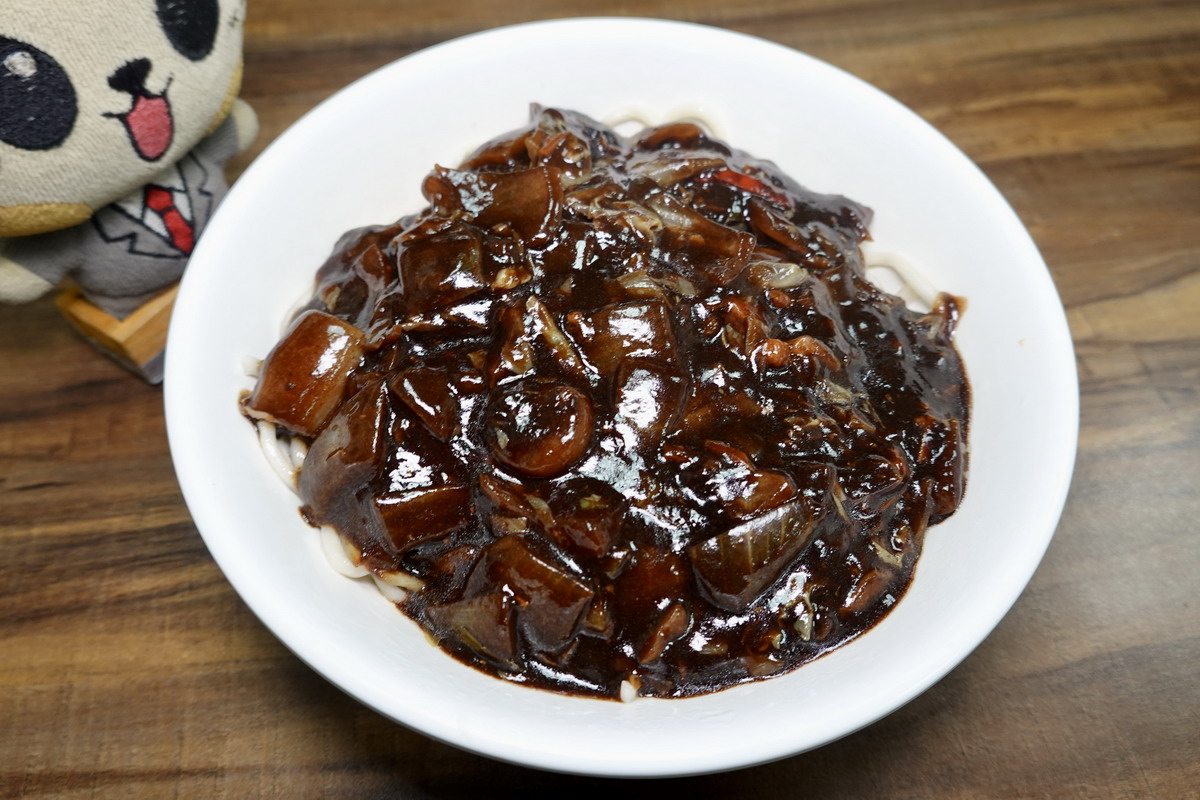 即時熱門文章：【台北西門站美食】蘇記餃子館 2025：隱藏在小巷深處的小麵店，山東燒雞是招牌，還有韓劇裡烏漆麻黑的炸醬麵，附近上班族的救星 7092