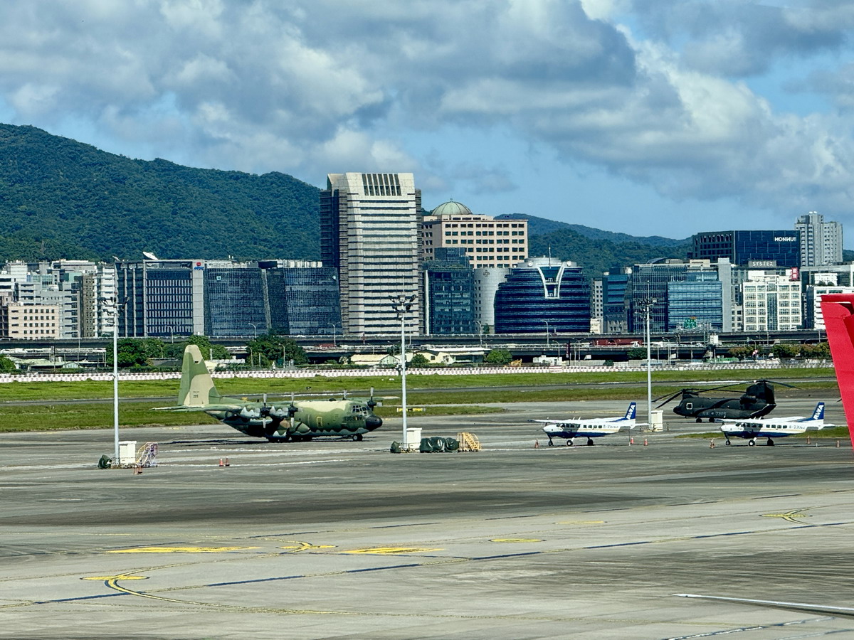 【台北市旅遊】台北松山機場觀景台 2025：松山機場觀景台全新整修免費開放，航空迷新據點，適合親子一同賞飛機 7101