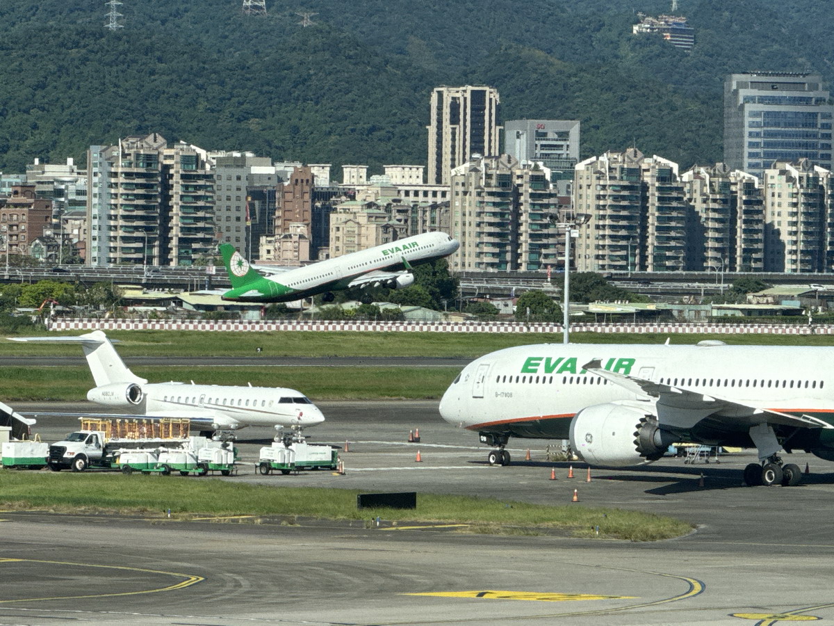 【台北市旅遊】台北松山機場觀景台 2025：松山機場觀景台全新整修免費開放，航空迷新據點，適合親子一同賞飛機 7101