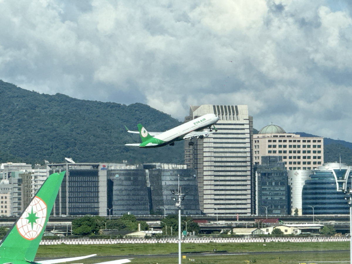 【台北市旅遊】台北松山機場觀景台 2025：松山機場觀景台全新整修免費開放，航空迷新據點，適合親子一同賞飛機 7101