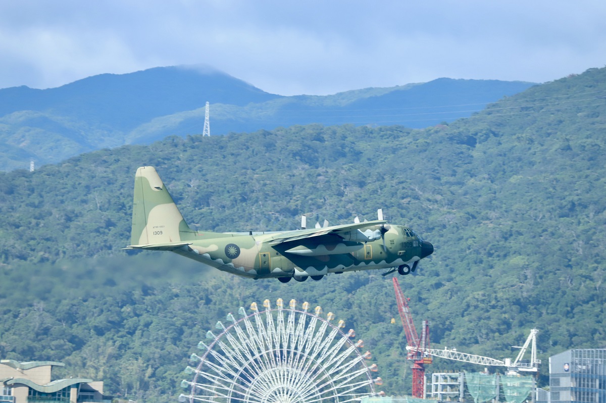 【台北市旅遊】台北松山機場觀景台 2025：松山機場觀景台全新整修免費開放，航空迷新據點，適合親子一同賞飛機 7101
