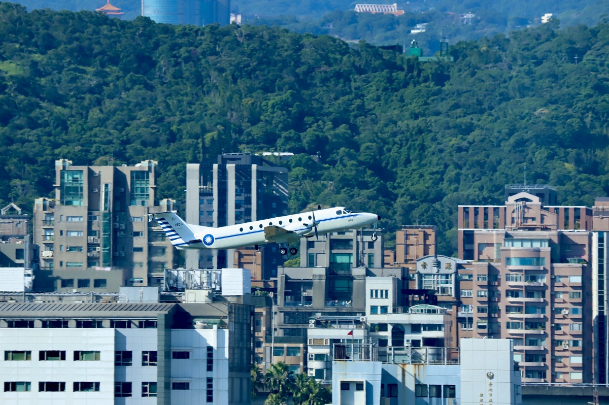 【台北市旅遊】台北松山機場觀景台 2025：松山機場觀景台全新整修免費開放，航空迷新據點，適合親子一同賞飛機 7101